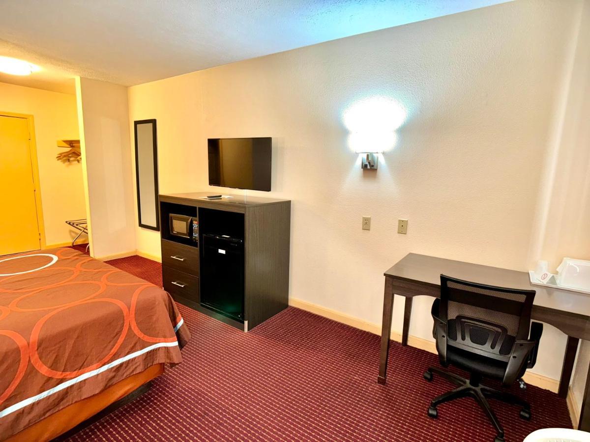 ซูเปอร์ 8 บาย วินด์แฮม ฮิลส์วิลล์ Hotel ภายนอก รูปภาพ
