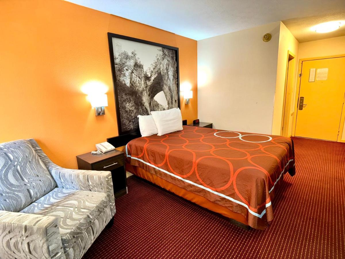 ซูเปอร์ 8 บาย วินด์แฮม ฮิลส์วิลล์ Hotel ภายนอก รูปภาพ