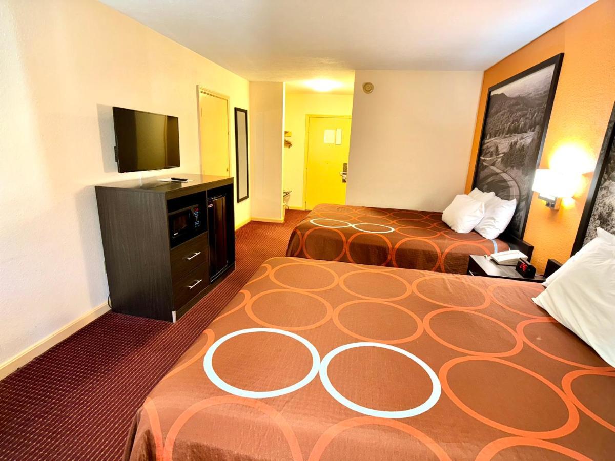 ซูเปอร์ 8 บาย วินด์แฮม ฮิลส์วิลล์ Hotel ภายนอก รูปภาพ