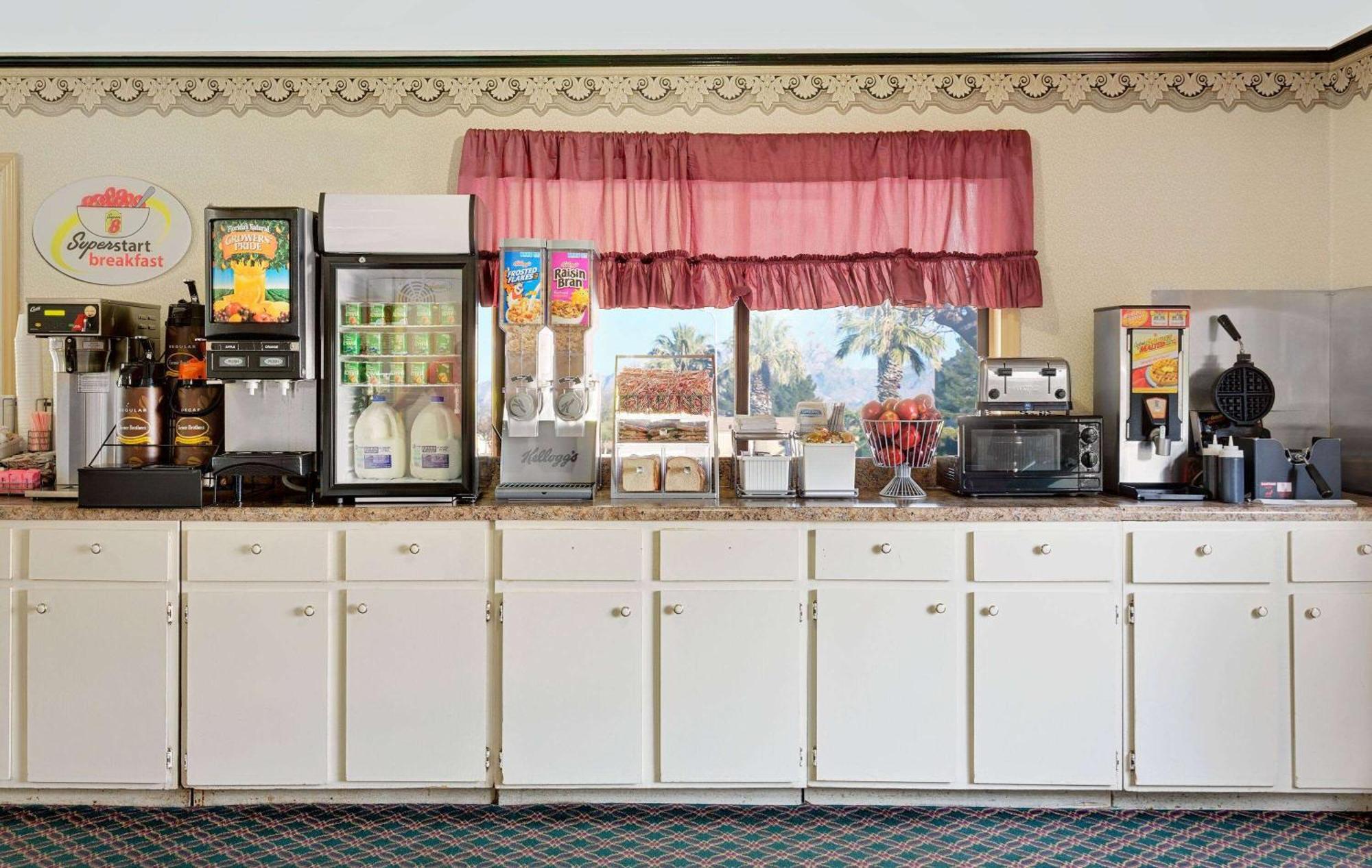 ซูเปอร์ 8 บาย วินด์แฮม ฮิลส์วิลล์ Hotel ภายนอก รูปภาพ